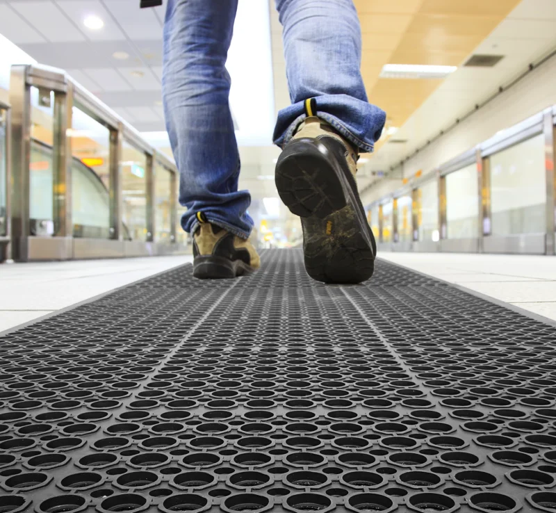 Le caillebotis caoutchouc est apprécié pour ses propriétés antidérapantes, amortissantes et drainantes